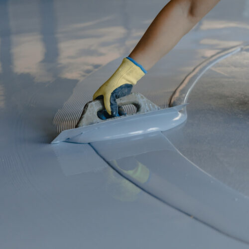 kan-man-laegge-epoxy-ovenpaa-fliser
