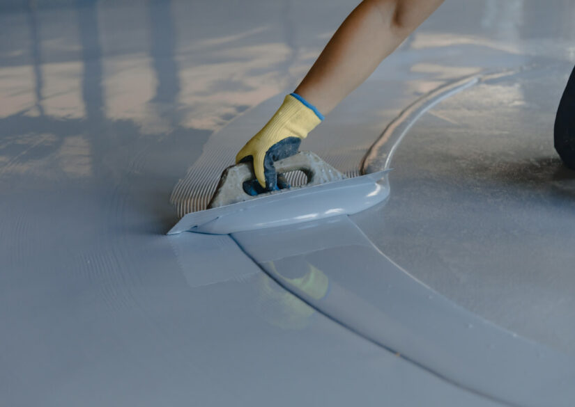 kan-man-laegge-epoxy-ovenpaa-fliser