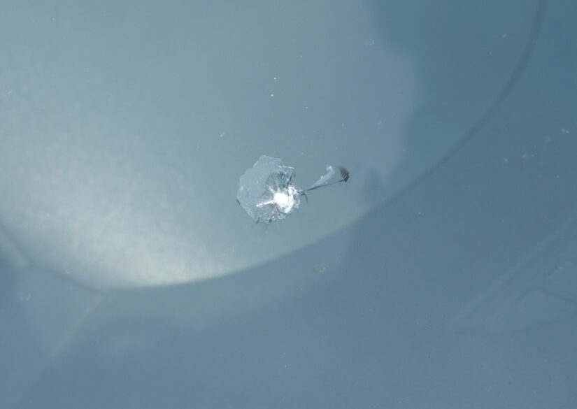 saadan-reparerer-du-et-stenslag-i-ruden