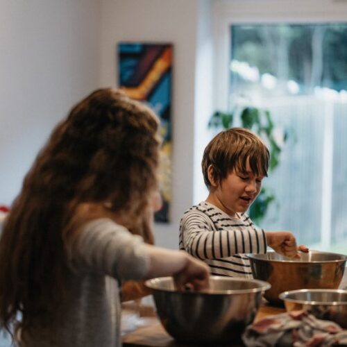 hygge-med-familien-lav-dit-eget-juleslik-og-julekonfekt