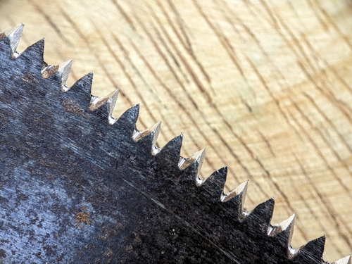 diy-eller-professionel-toemrer-hvornaar-skal-du-vaelge-det-ene-frem-for-det-andet