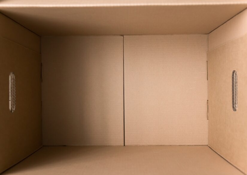 pakke-tallerkner-i-flyttekasse